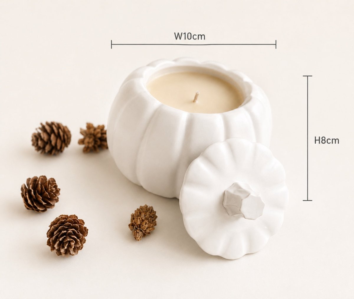 A white pumpkin-shaped candle jar with its lid placed beside it on a light beige background, with pinecones around it and overlaid dimension markers showing W10cm and H8cm.