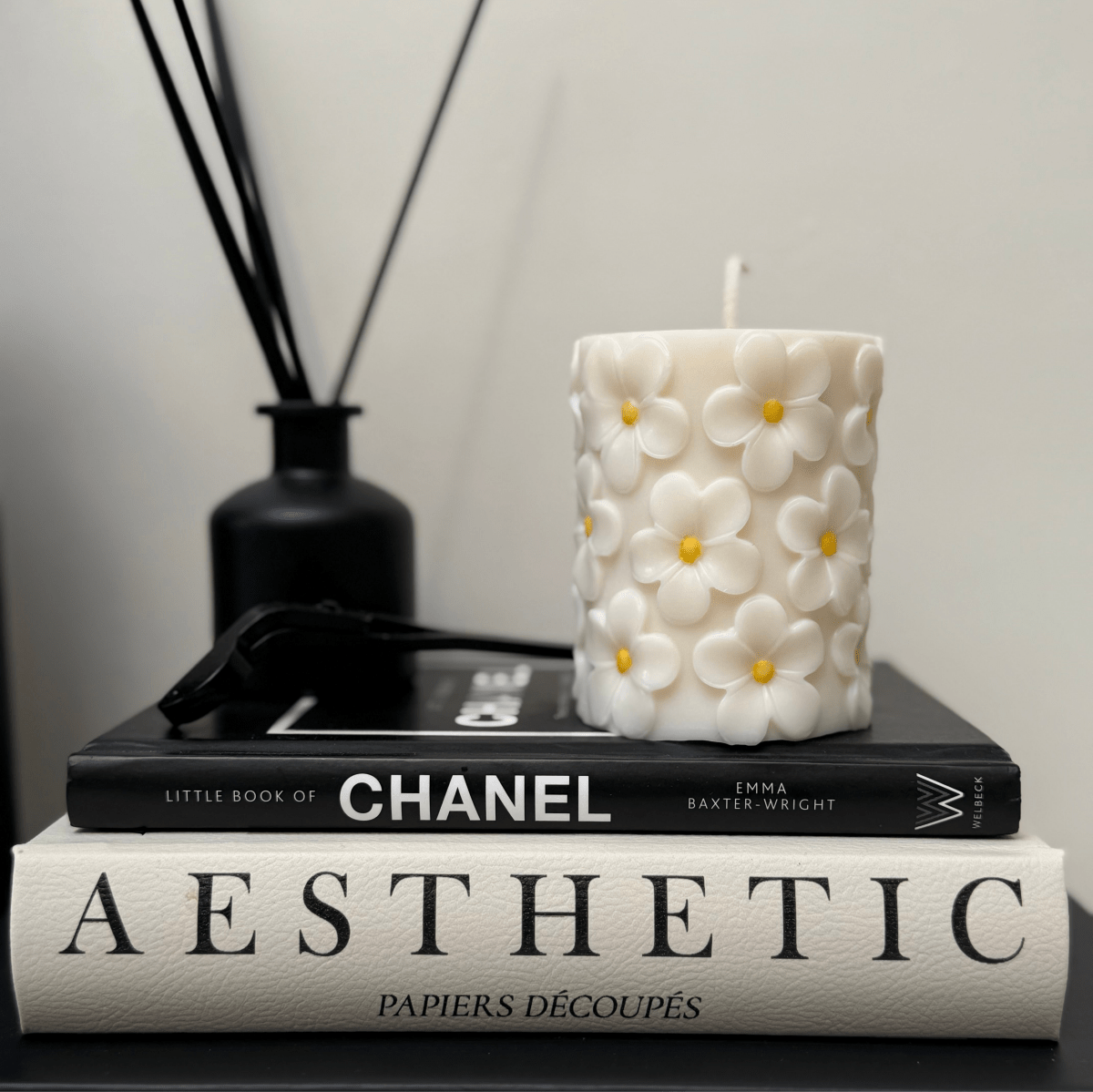 Daisy Pillar Candle - Floral pillar candle modern home decor - Designs by Inaya