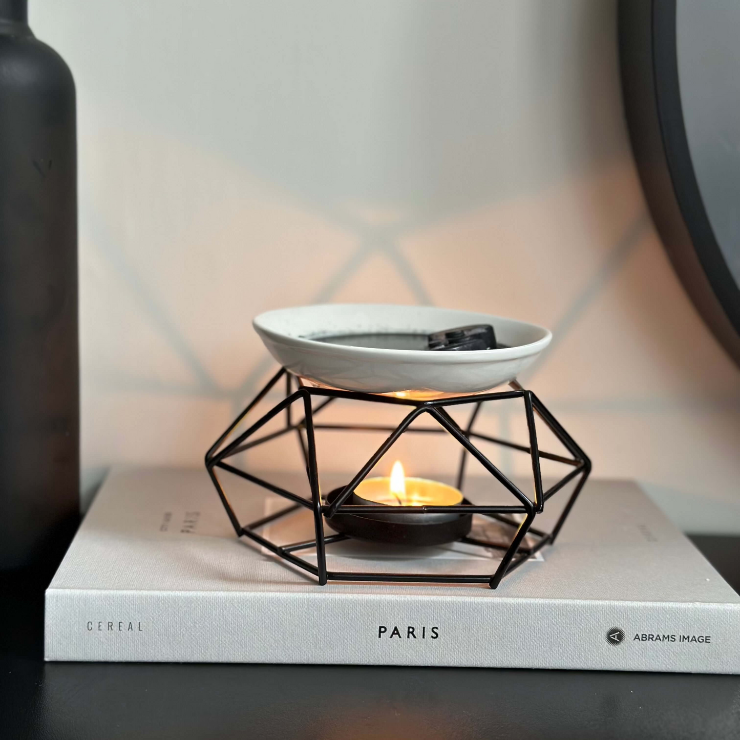 Geometric wax / oil burner black with white ceramic plate