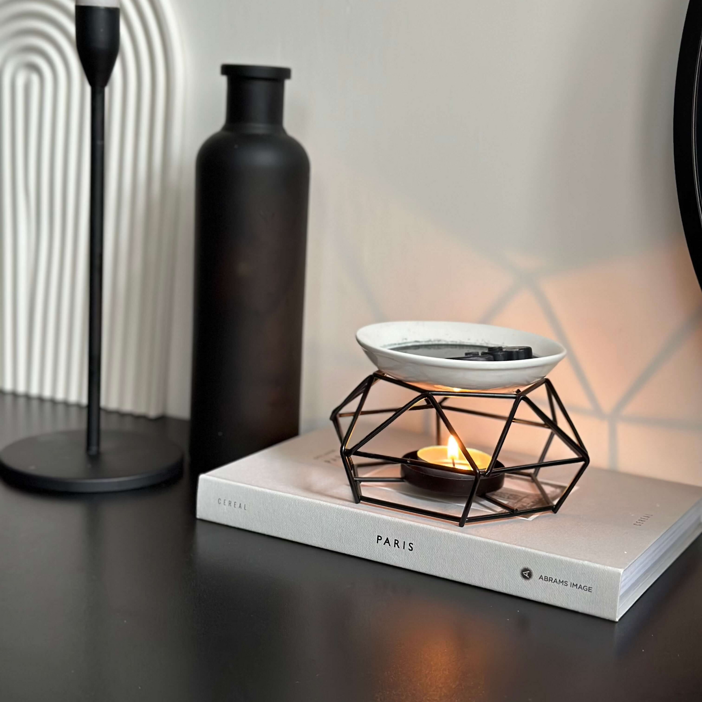 Geometric wax / oil burner black | lit tea light candle