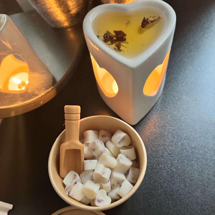 Botanical mini heart soy wax melts UK luxury scoop gift set - Designs by Inaya