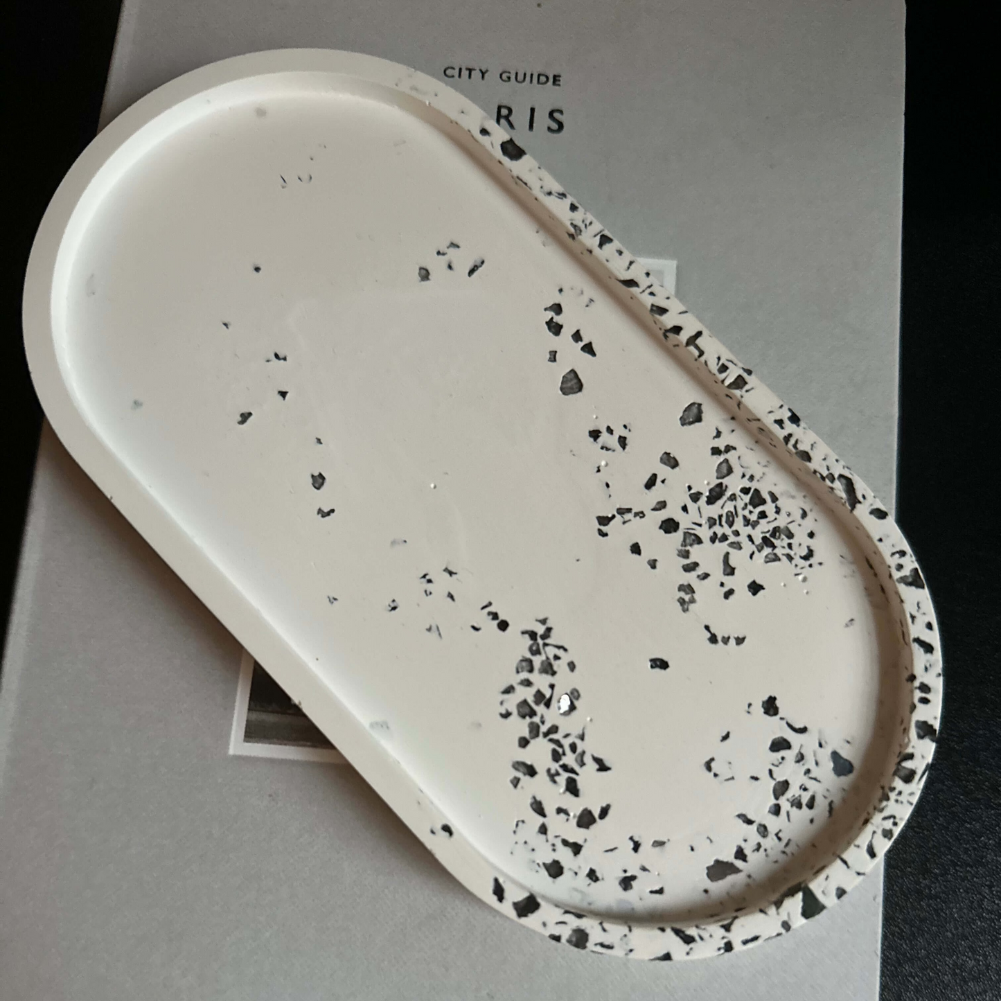 Oval tray for perfumes and candles